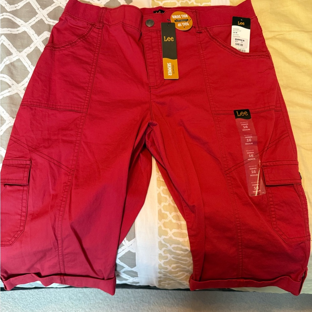 Women’s Lee Relaxed Fit Skimmer Red Cargo Capri’s, NWT Size 16M.